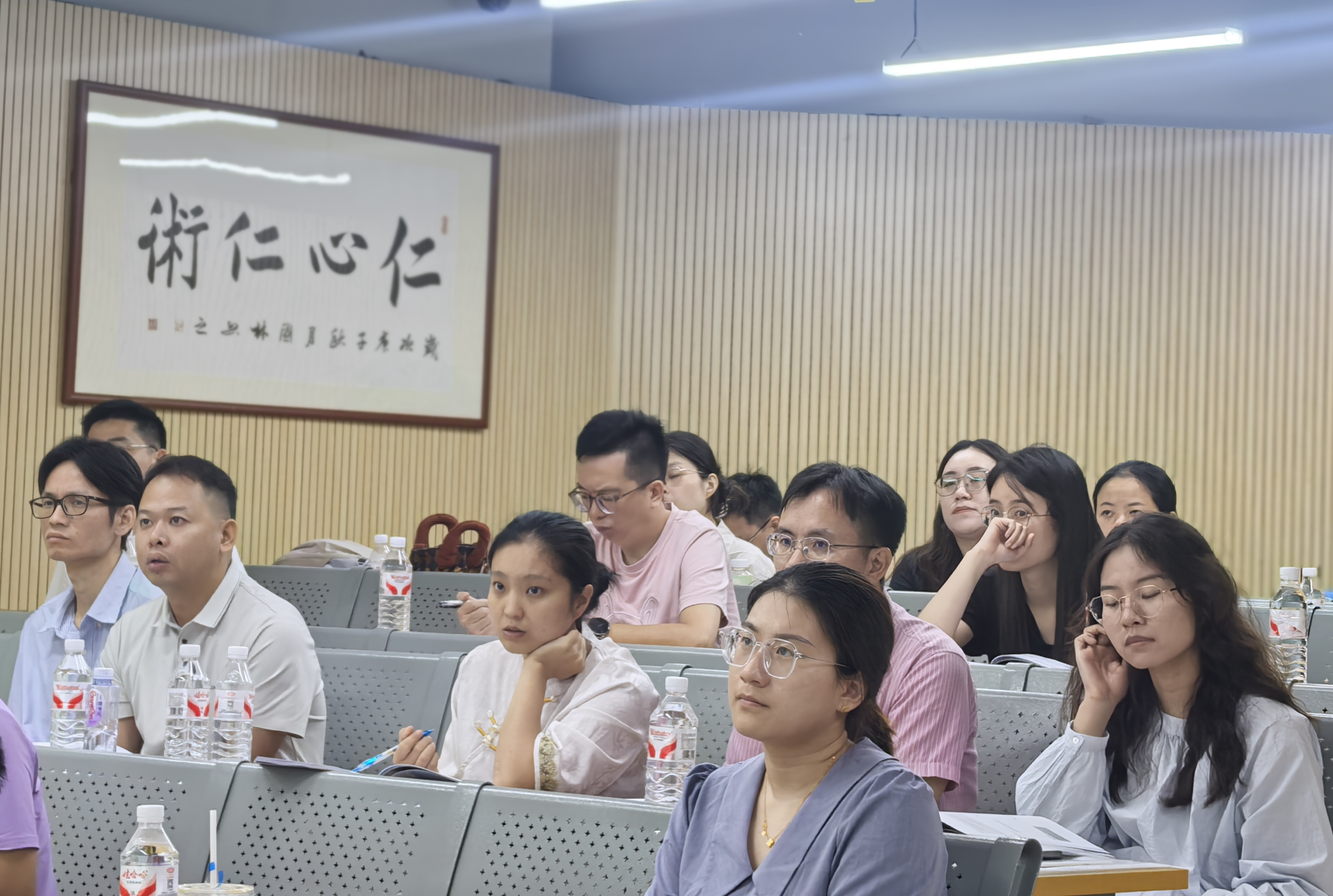 图7：学员认真听课.jpg