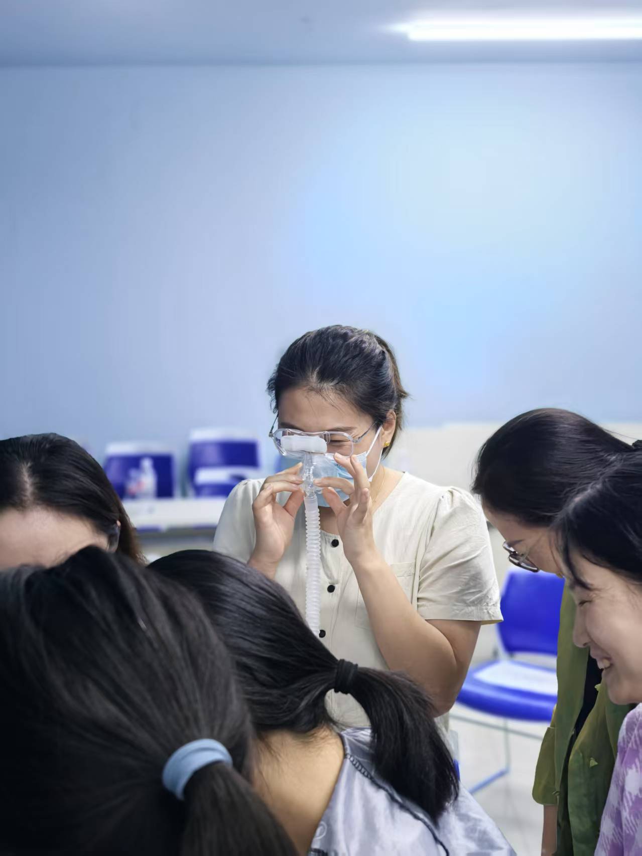 图21：学员亲身尝试无创通气.jpg