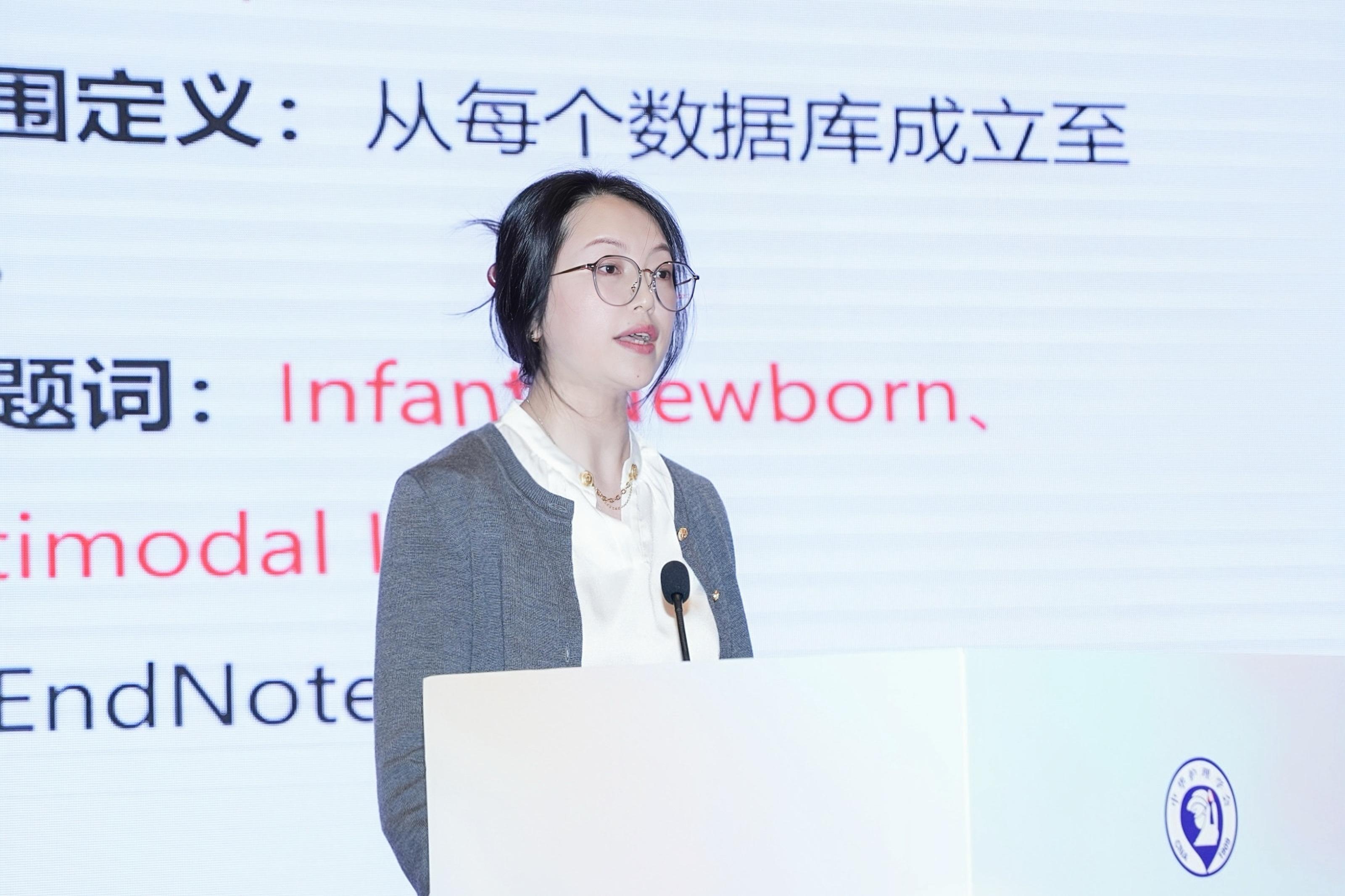 图 3 新生儿科周乔佳护士进行大会发言.jpg