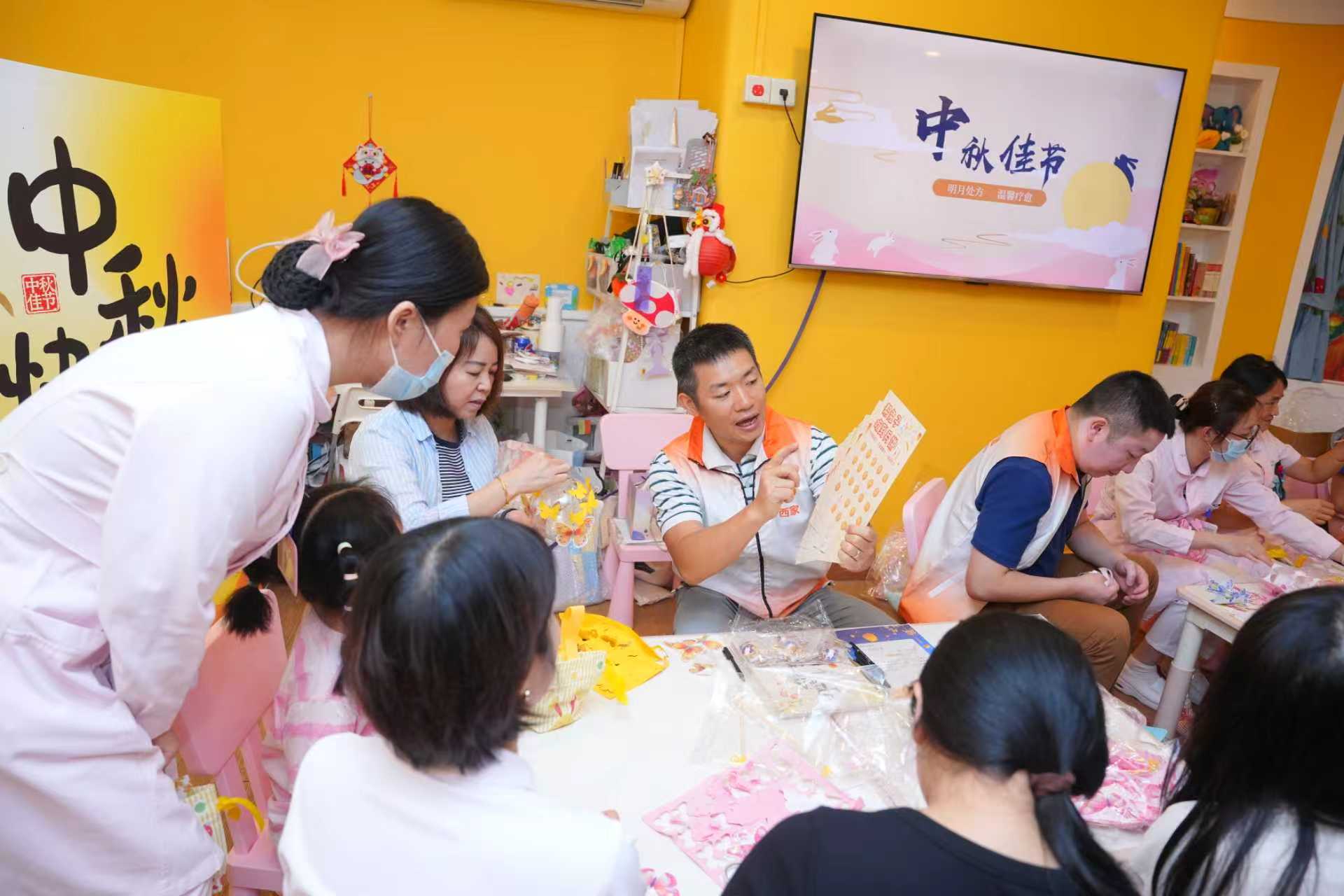 萌兔吃月饼(1).jpg